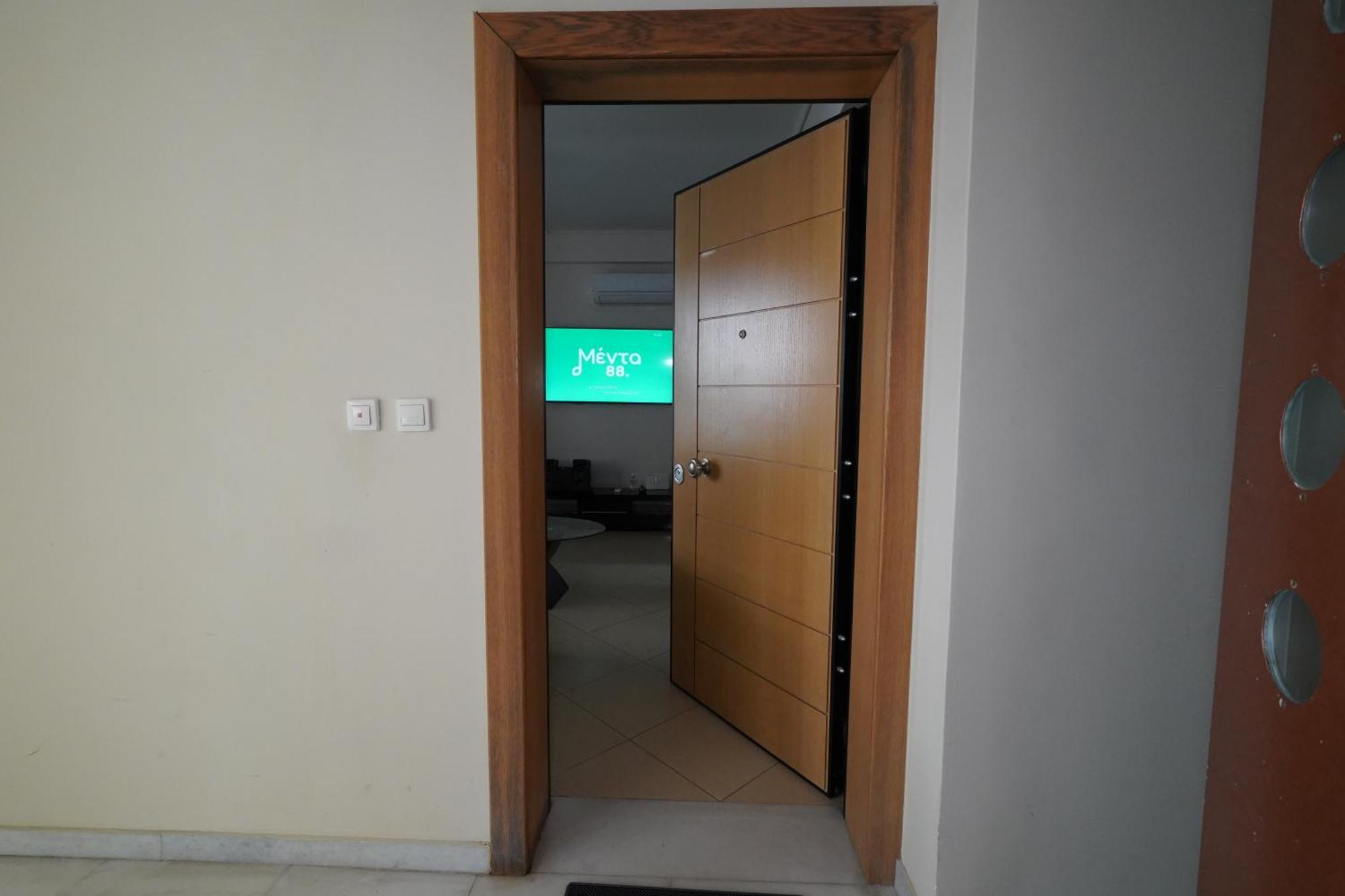 Garden Apartment Next To The Mall -Private Parking أثينا المظهر الخارجي الصورة